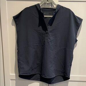 Figs Women's Navy/charcoal scrub top with pockets on the sides size large